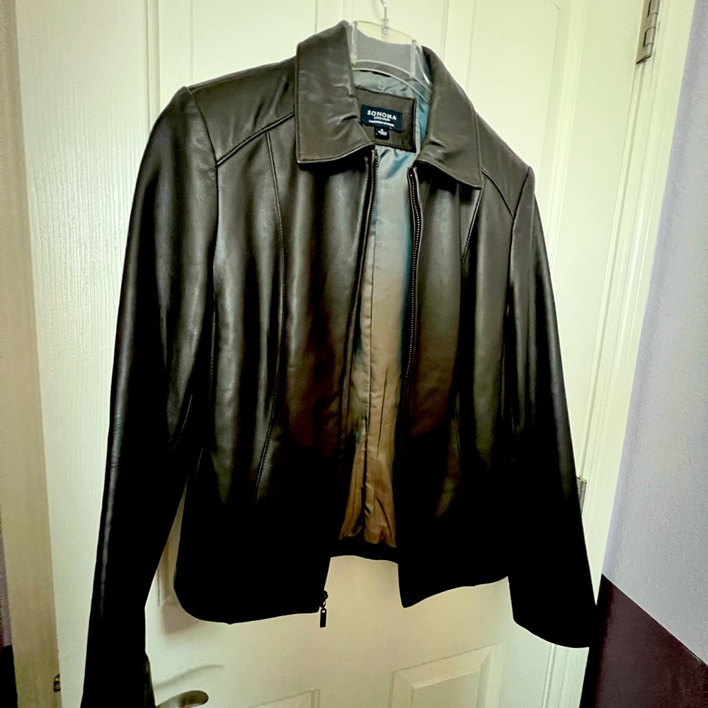 Women leather jacket, good condition, front zipper, side pockets. Fully lined.